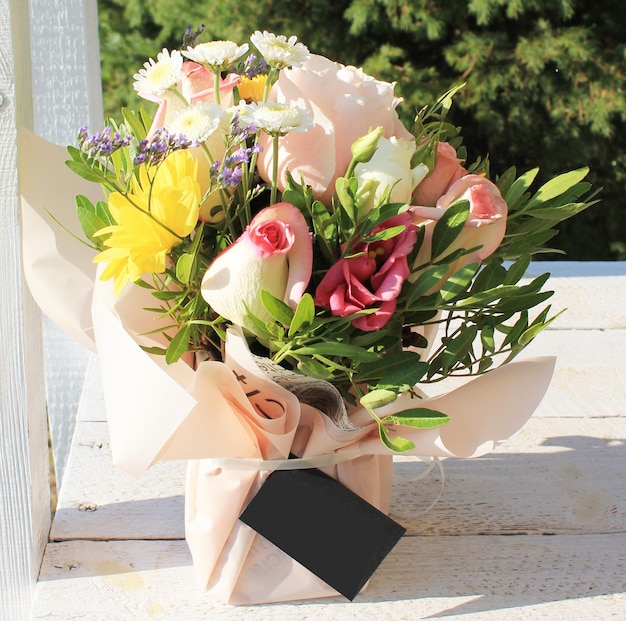 Magnifique bouquet de créateur avec des roses pâles et des marguerites blanches