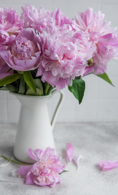 Magnifique bouquet de fleurs pivoines blanches et rosesxA
