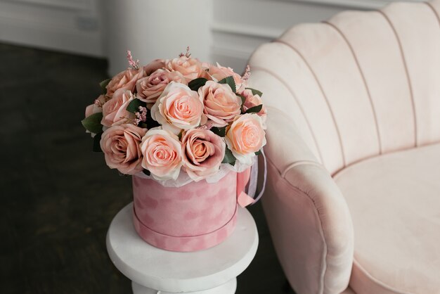 Magnifique bouquet de fleurs roses dans un coffret en velours rose