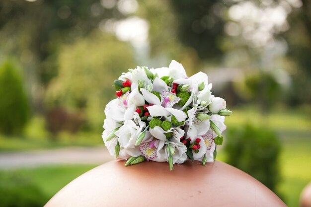 Le magnifique bouquet de mariage blanc d'orchidées