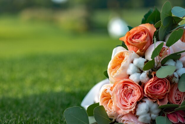 Un magnifique bouquet de roses coloré repose sur l&#39;herbe