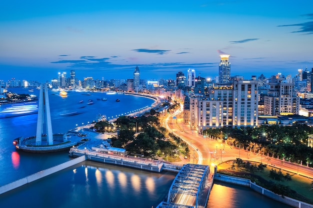 Magnifique le bund et la rivière huangpu à shanghai à la tombée de la nuit ChinaxA