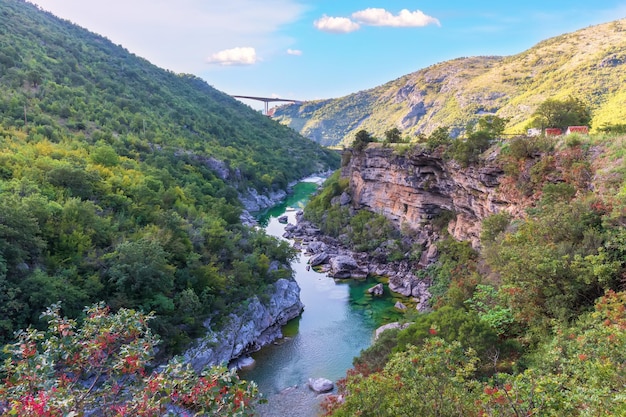 Photo le magnifique canyon de la rivière moracha au monténégro