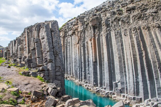 Le magnifique canyon de Studlagil dans la vallée de Jokuldalur en Islande