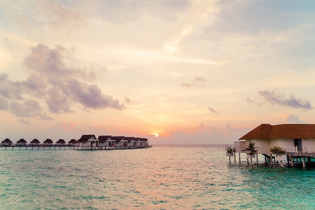 Magnifique complexe tropical des Maldives et île avec plage et mer