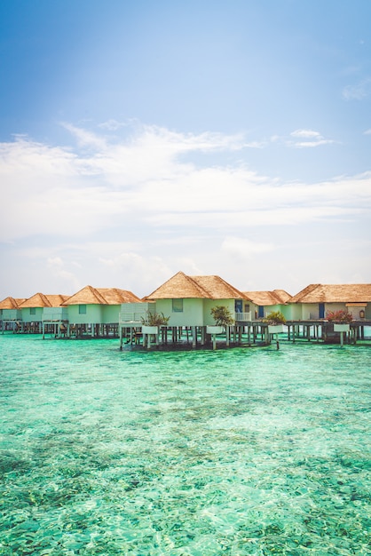 Magnifique complexe tropical des Maldives et île avec plage et mer