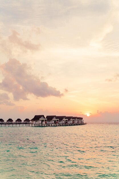 Magnifique complexe tropical des Maldives et île avec plage et mer