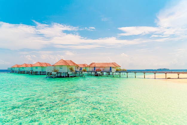 Magnifique complexe tropical des Maldives et île avec plage et mer