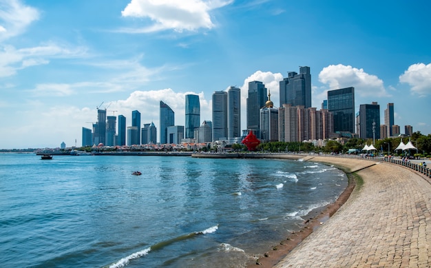 La magnifique côte et le paysage urbain de Qingdao