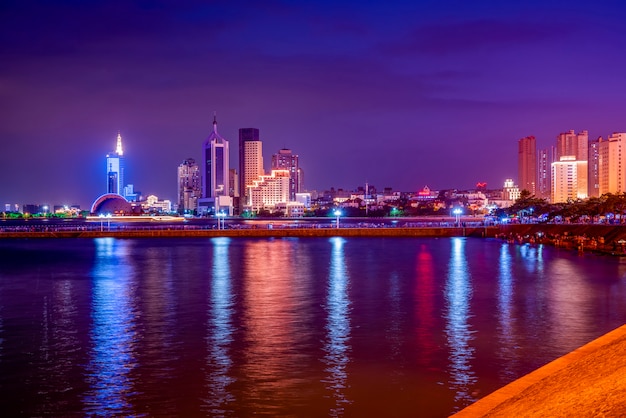 La magnifique côte et le paysage urbain de Qingdao