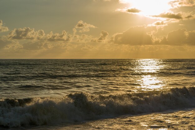 Magnifique coucher de soleil au-dessus de la mer Noire