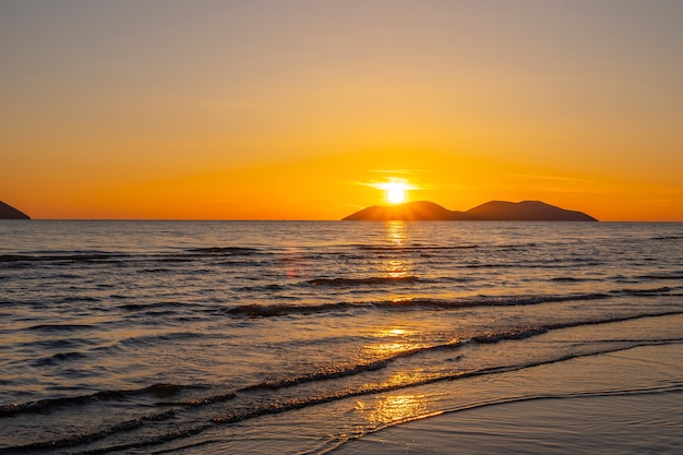 Magnifique coucher de soleil au-dessus de la mer