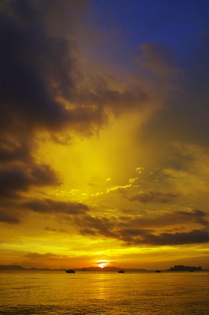 Magnifique coucher de soleil au-dessus de la mer