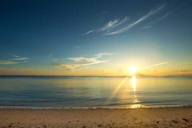 Magnifique coucher de soleil au-dessus de la mer