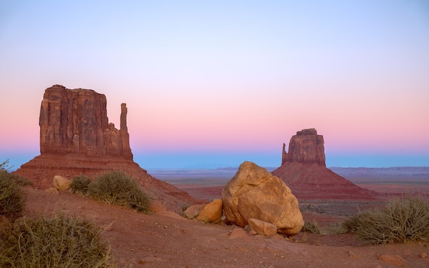 Magnifique coucher de soleil sur la célèbre Monument Valley