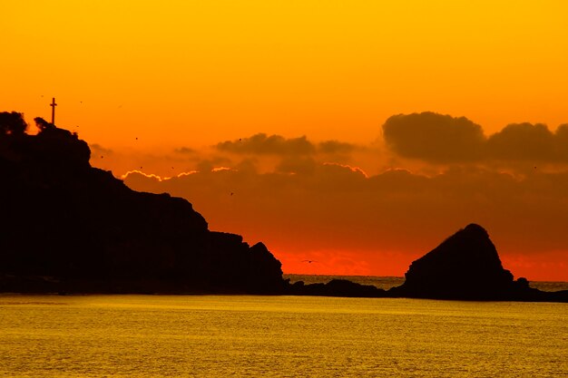 Magnifique coucher de soleil dans le paysage côtier.