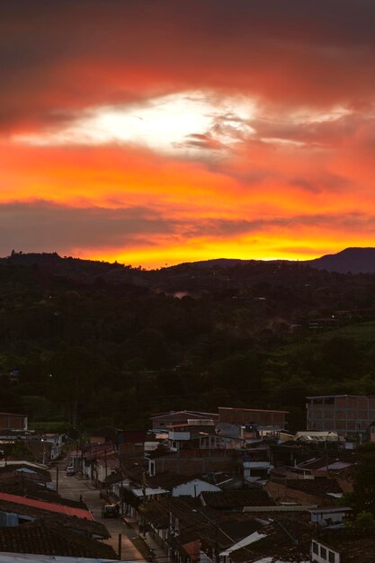 Photo un magnifique coucher de soleil entre les montagnes