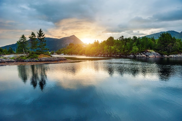 Magnifique coucher de soleil sur le fjord en Norvège. Paysage d'été