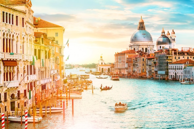 Magnifique coucher de soleil sur le Grand Canal et la basilique Santa Maria della Salute à Venise, Italie.