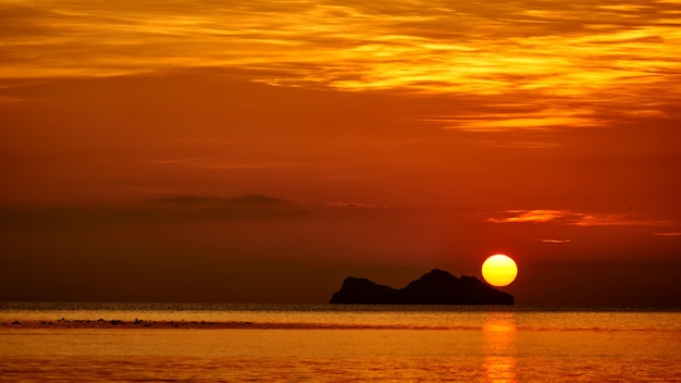 Magnifique coucher de soleil sur Koh Phangan en Thaïlande