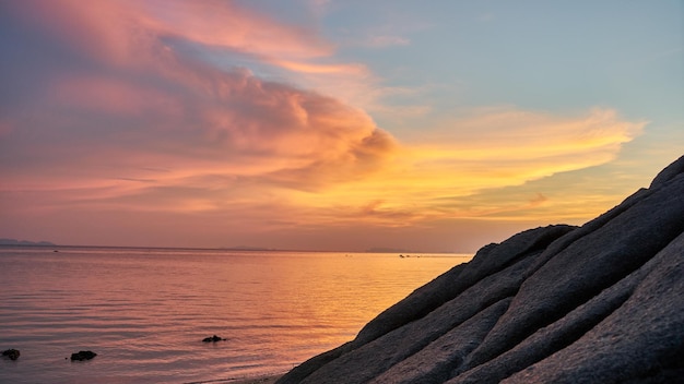 Magnifique coucher de soleil sur Koh Phangan en Thaïlande