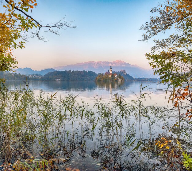 Photo un magnifique coucher de soleil sur le lac bled, une destination touristique populaire