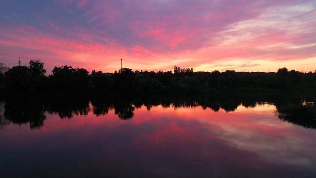 Magnifique coucher de soleil sur le lac