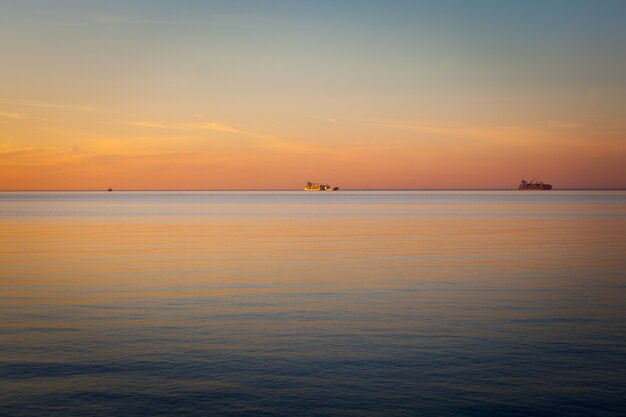 Magnifique coucher de soleil sur la mer Noire.