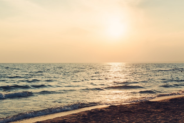 Magnifique coucher de soleil sur la mer et la plage