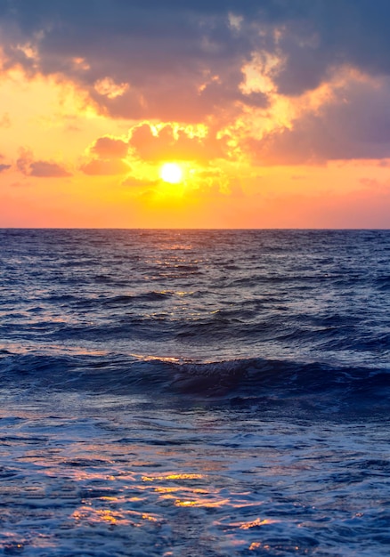 Magnifique coucher de soleil sur la mer