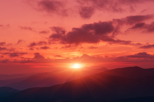 Magnifique coucher de soleil sur la montagne