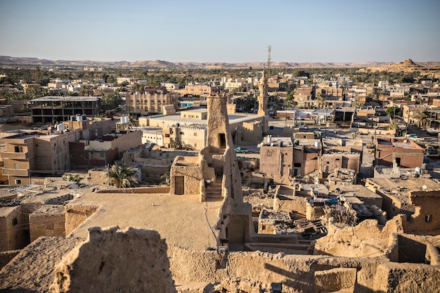 Magnifique coucher de soleil à l'oasis de Siwa. Ruines de la forteresse de Shali, vieille ville de l'oasis de Siwa, Egypte