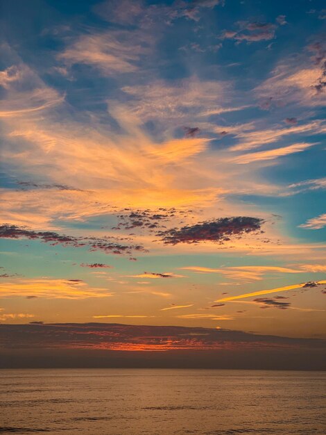 Un magnifique coucher de soleil sur l'océan avec des nuages à Del Mar, en Californie.