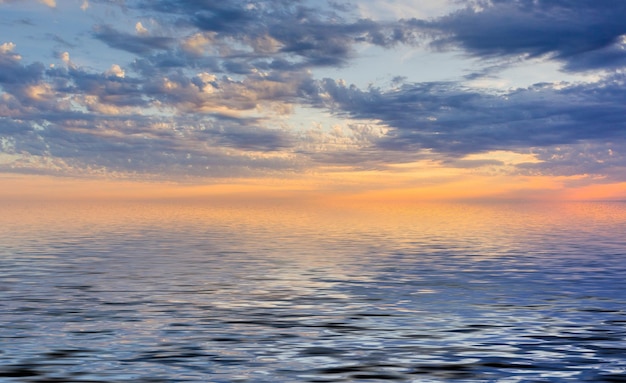 Un magnifique coucher de soleil sur l'océan