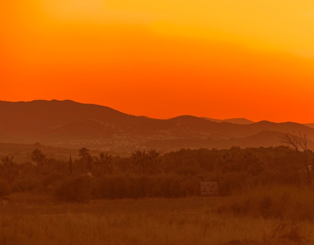 Photo un magnifique coucher de soleil orange sur le montgo valls dans la région de javea alicante en espagne