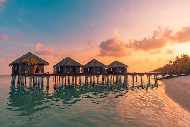 Magnifique coucher de soleil paradisiaque des Maldives. Paysage aérien tropical, villas d'eau de paysage marin ciel de mer incroyable