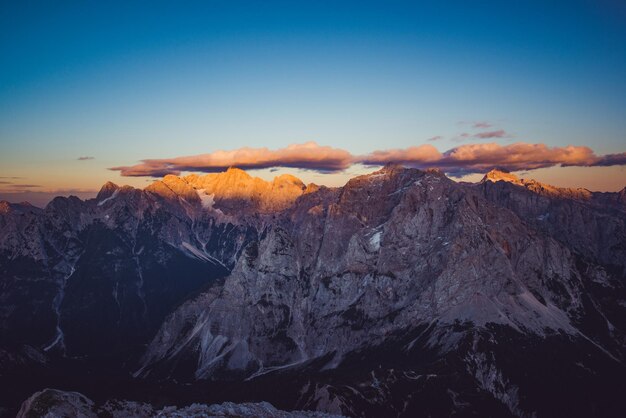 Photo magnifique coucher de soleil pittoresque depuis mojstrovka avec des vues pittoresques sur les sommets alpins voisins