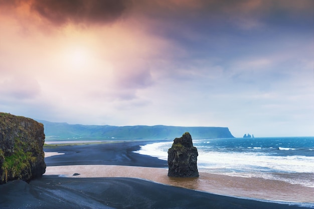 Magnifique coucher de soleil sur la plage de Reynisfjara dans le sud de l'Islande. Paysages islandais, célèbre destination de voyage