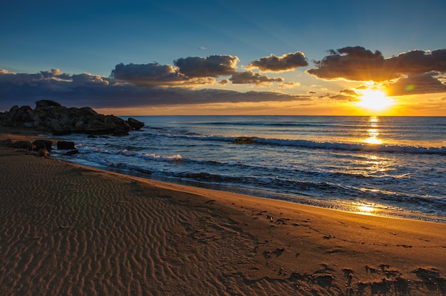 Magnifique coucher de soleil sur une plage de sable sur la mer Méditerranée sur l'île de Chypre