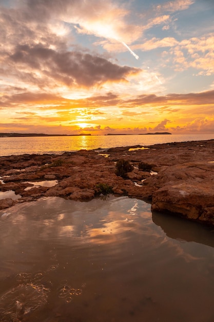 Magnifique coucher de soleil sur la promenade ouest de l'île Baléares de San Antonio Abad Ibiza