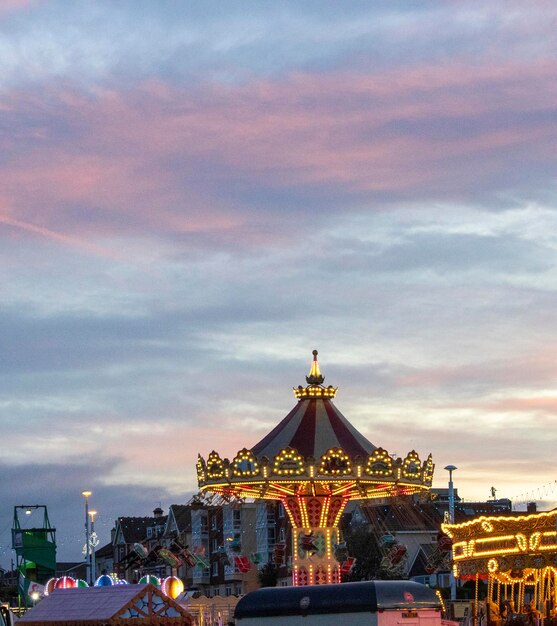 Photo magnifique coucher de soleil rose sur un terrain d'exposition coloré