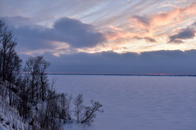 Magnifique coucher de soleil sur la Volga en hiver