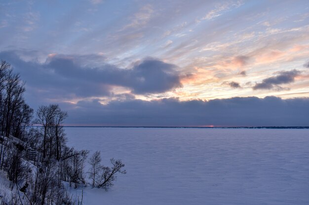 Magnifique coucher de soleil sur la Volga en hiver