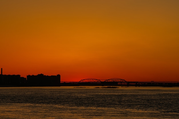 Magnifique coucher de soleil sur la Volga. Nijni Novgorod