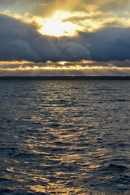 Magnifique coucher de soleil sur la Volga