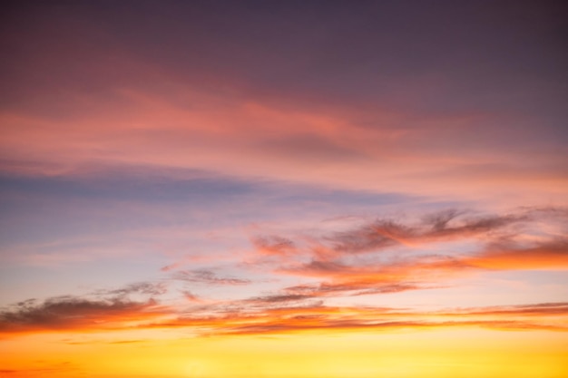 Magnifique dégradé doux orange or nuages et la lumière du soleil sur le ciel bleu parfait pour l'arrière-plan prendre dans everningTwilight grande taille photo de paysage haute définition