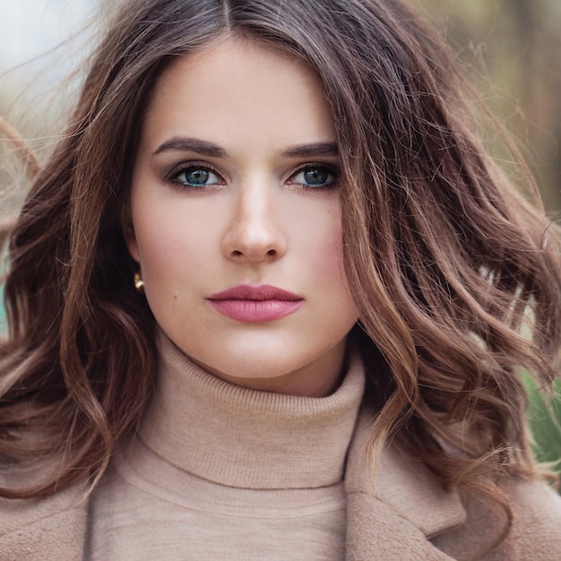 Magnifique femme à l'extérieur. Portrait de belle jeune femme