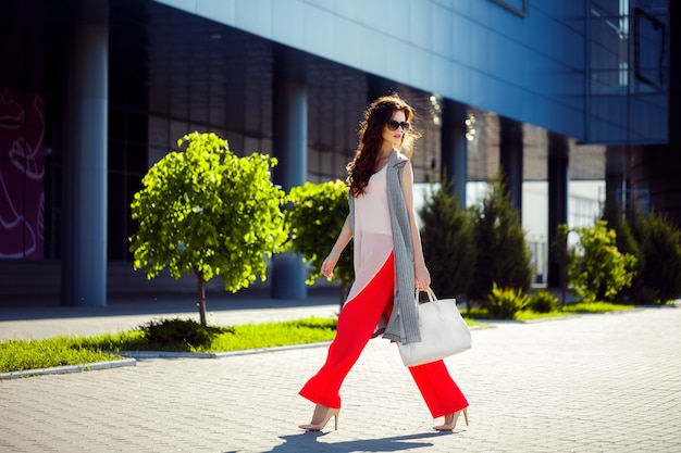 Magnifique femme marche dans centre commercial