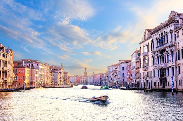 Le magnifique Grand Canal avec ses palais et ses bateaux Venise Italie