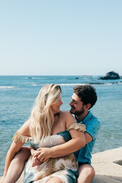 Magnifique jeune couple dans le voyage en mer